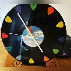 Vinyl record clock featuring George Strait .